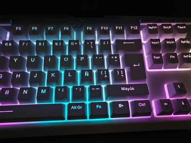 מקלדת גיימינג עם תאורת RGB